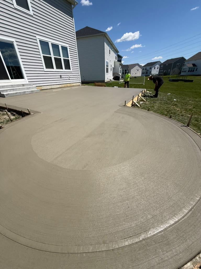 Curved circular walkway and patio apron with smooth borders